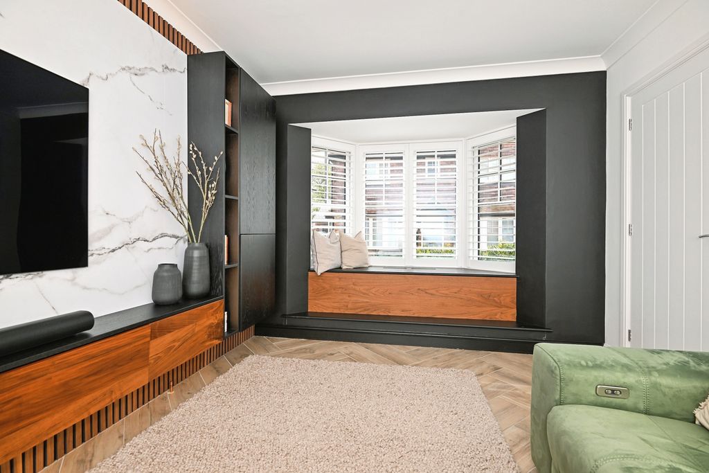 Property photo 3 of 26 Lounge