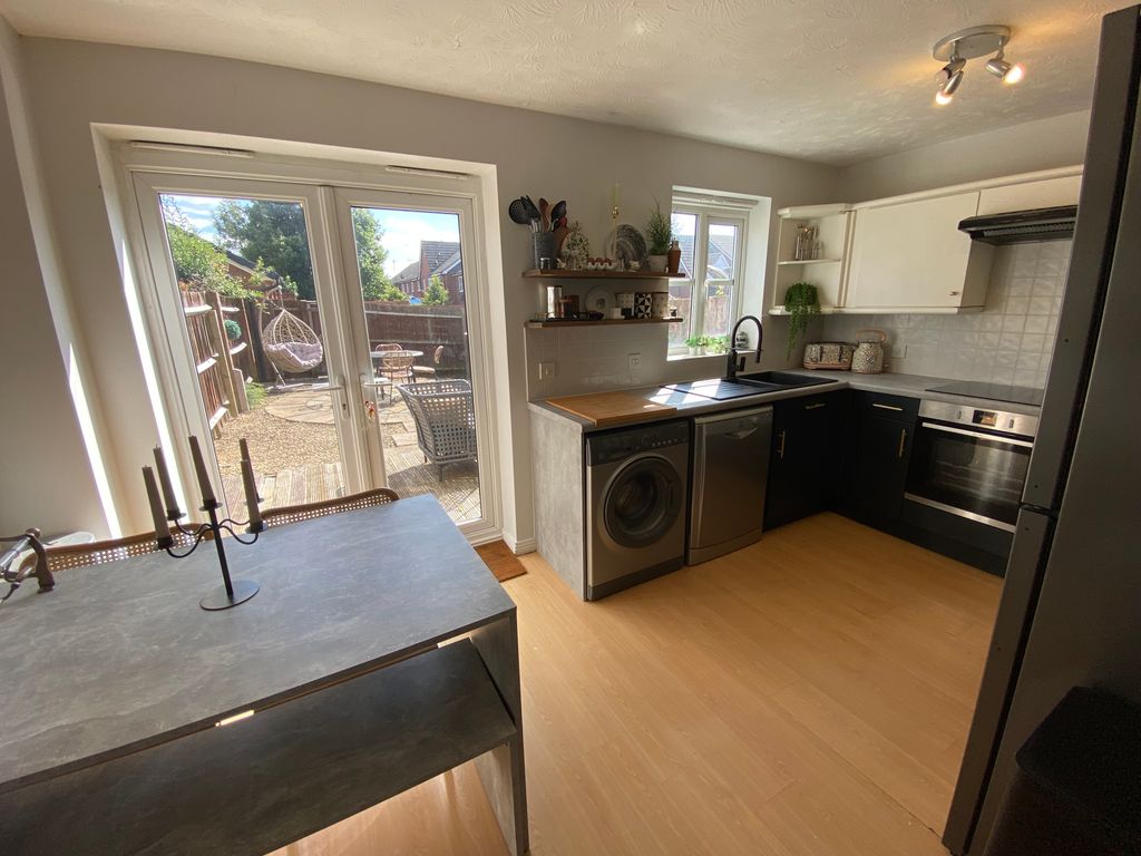 Property photo 3 of 11 Kitchen