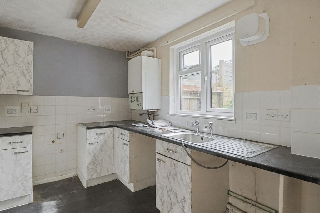 Property photo 3 of 17 49 Beverley Road, Weymouth, DT3 6Se