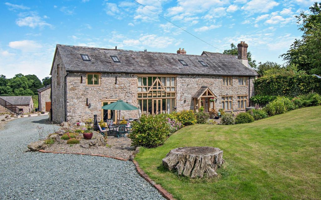 Property photo 1 of 18 Oak Barn