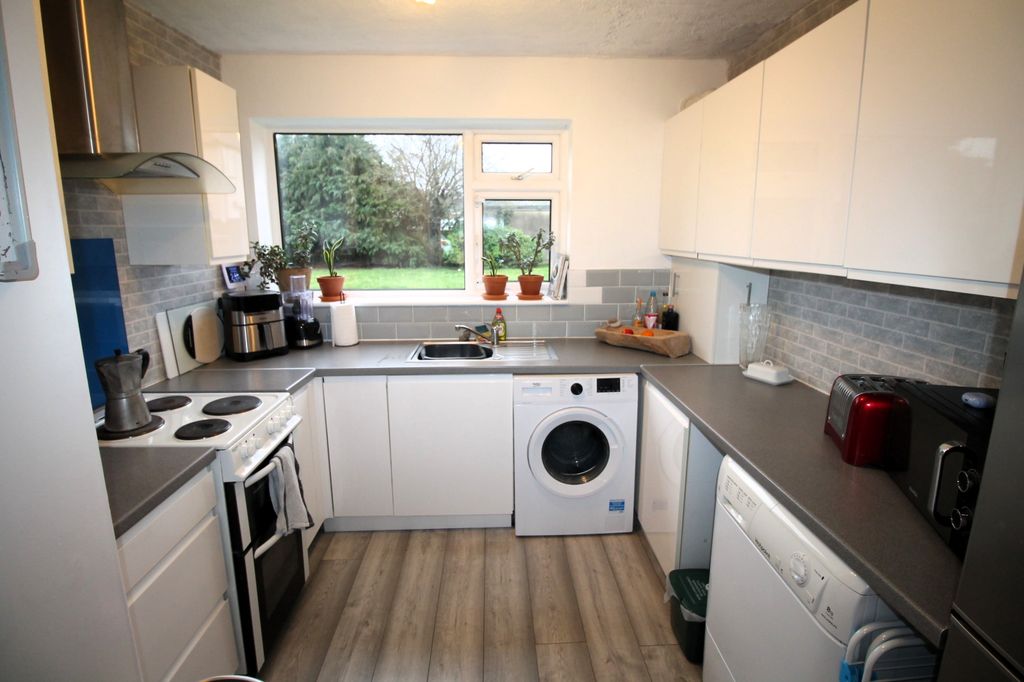 Property photo 3 of 8 Kitchen