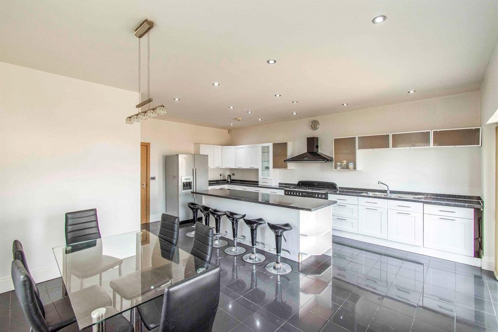 Property photo 3 of 14 Kitchen