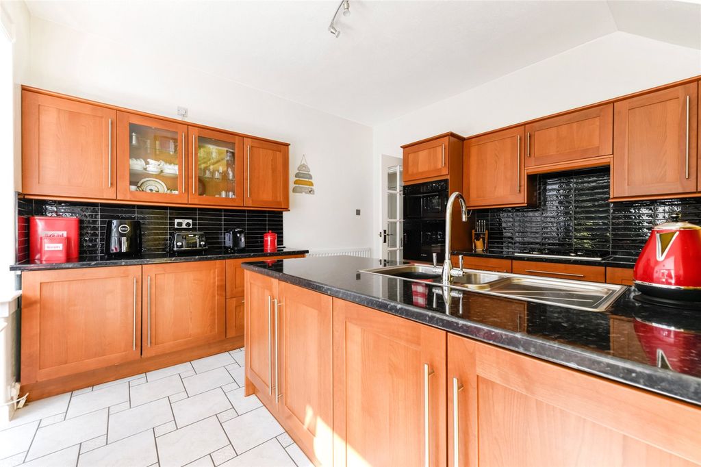 Property photo 3 of 30 Dining Kitchen