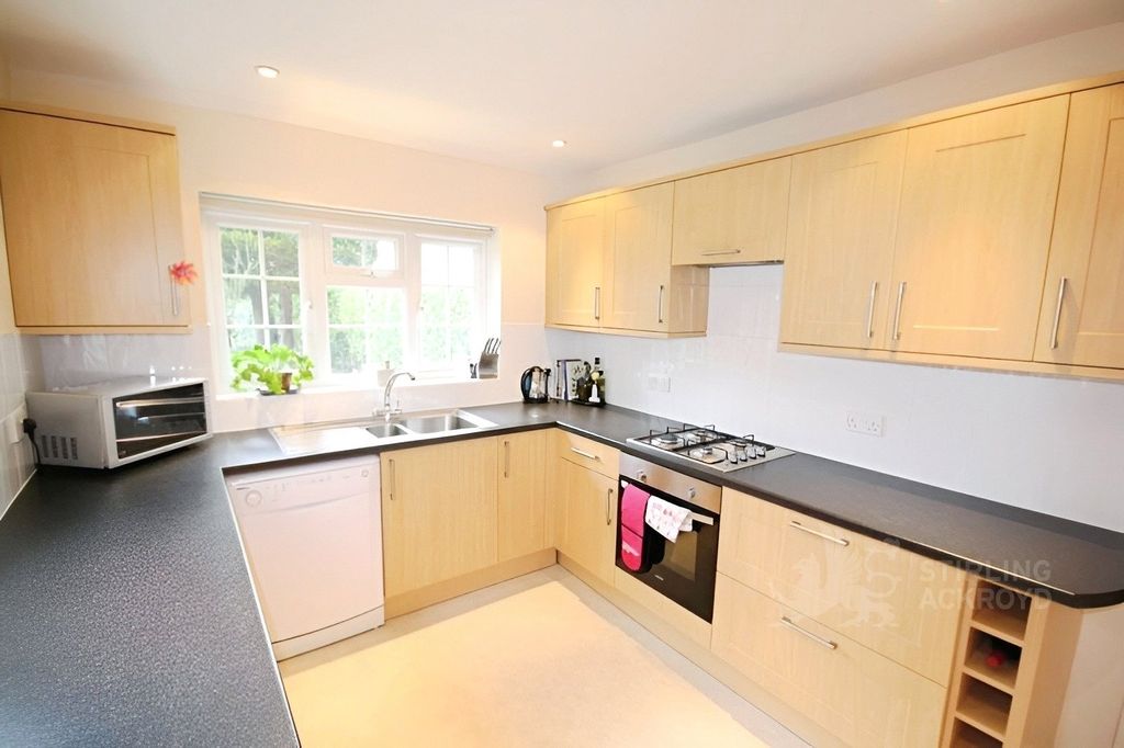 Property photo 2 of 9 Kitchen