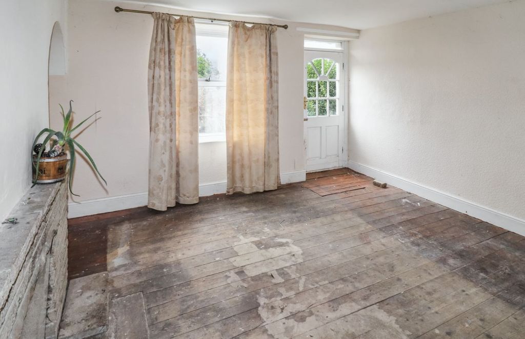 Property photo 3 of 12