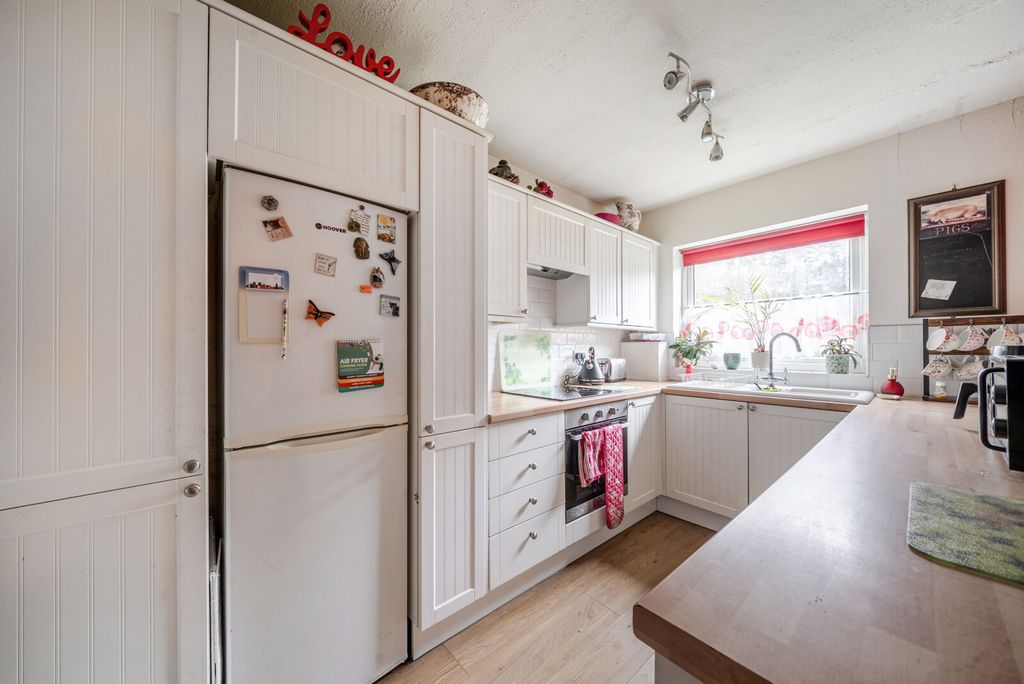 Property photo 3 of 11 Kitchen