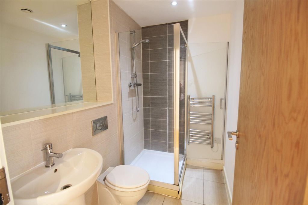 Property photo 1 of 8 En-Suite.Jpg