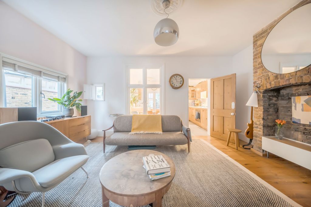 Property photo 3 of 28