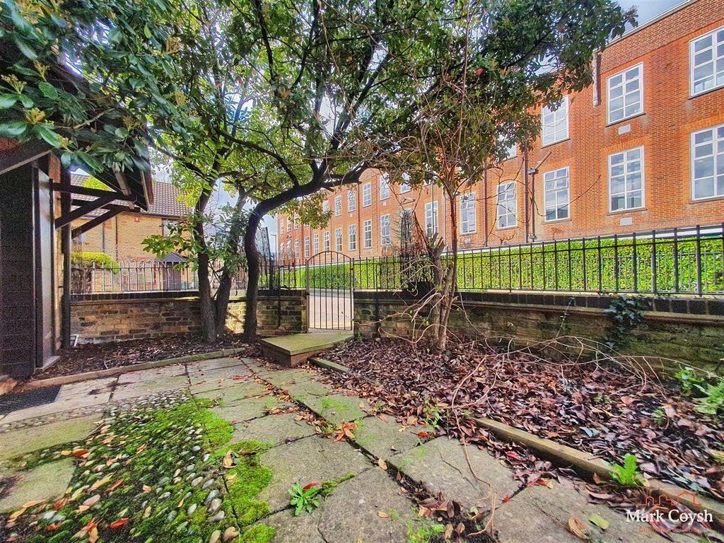 Property photo 3 of 7 Gdn2.Jpg