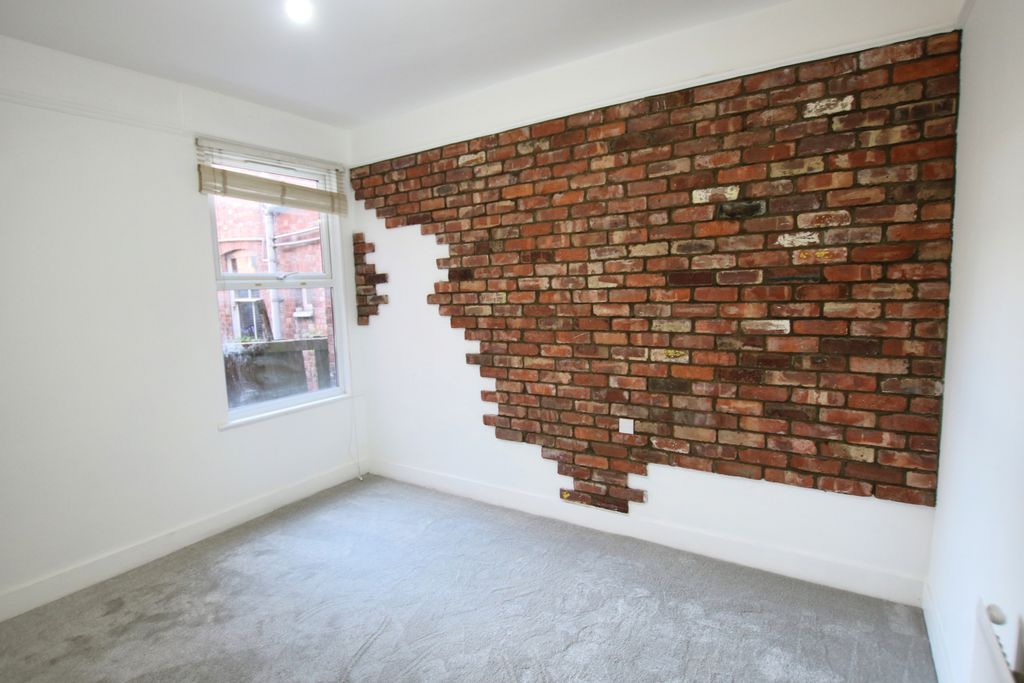 Property photo 2 of 9 Bed 1 (1)