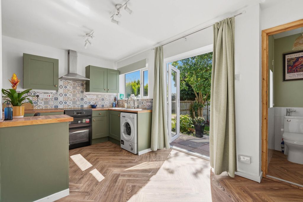 Property photo 3 of 31 Kitchen
