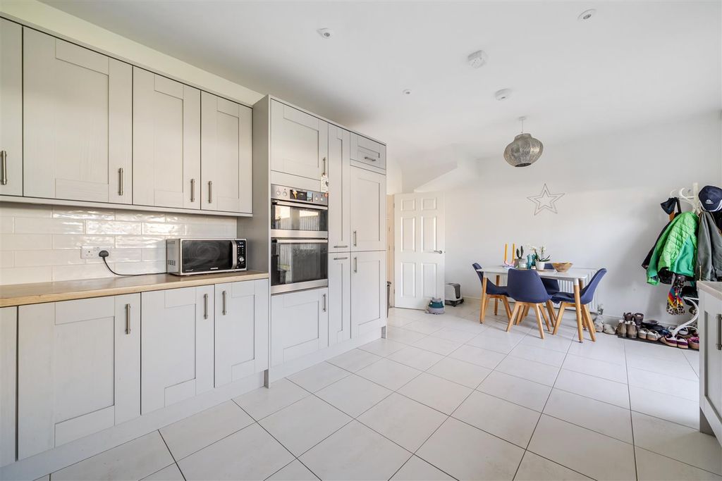 Property photo 2 of 21 Kitchen