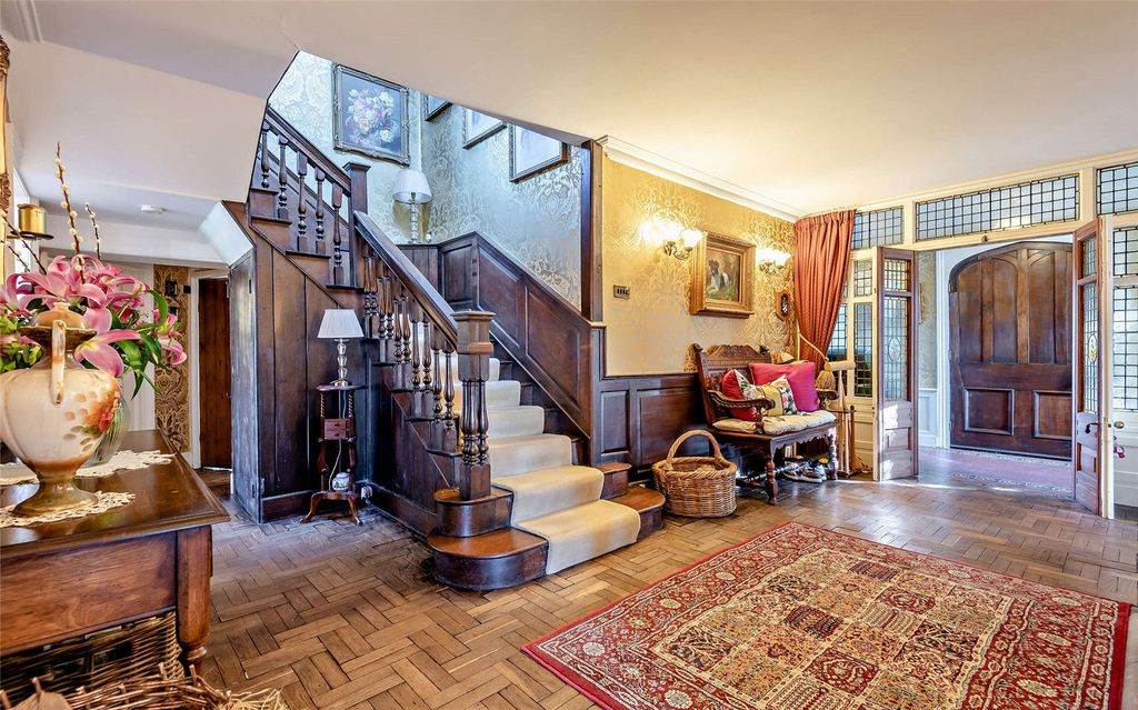 Property photo 3 of 20 Entrance Hall