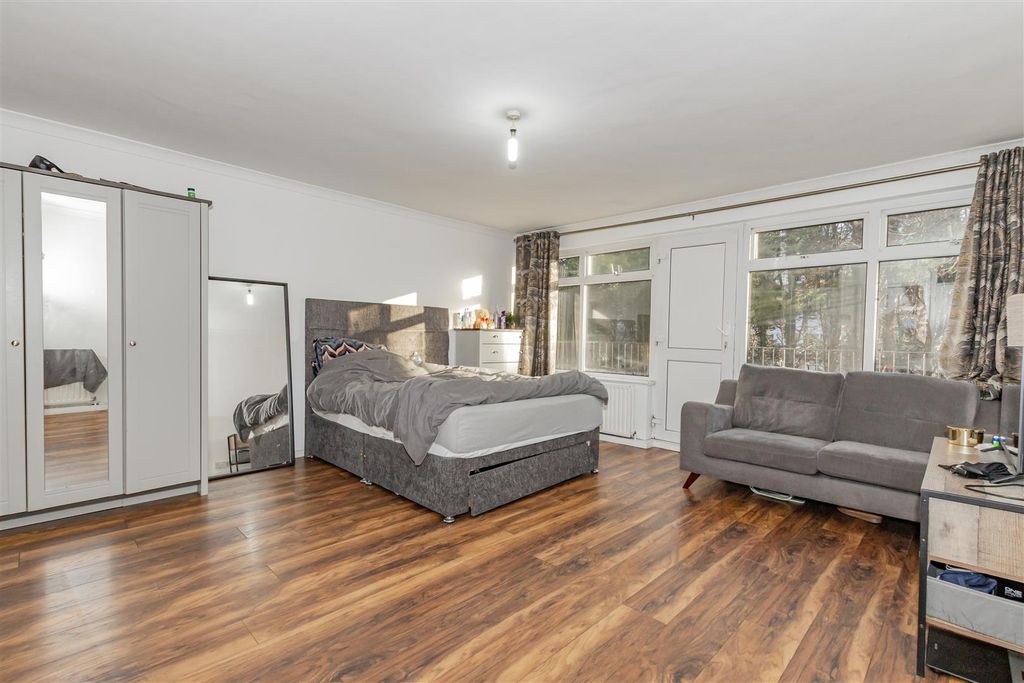 Property photo 2 of 8 Lounge/Bedroom