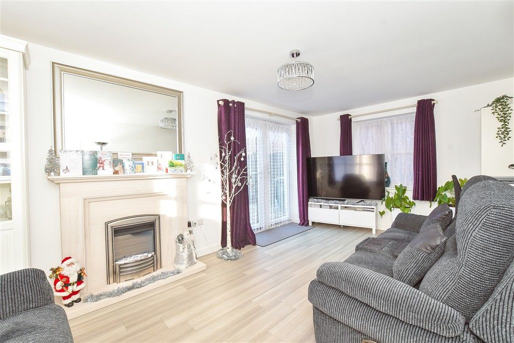 Property photo 3 of 15 Lounge