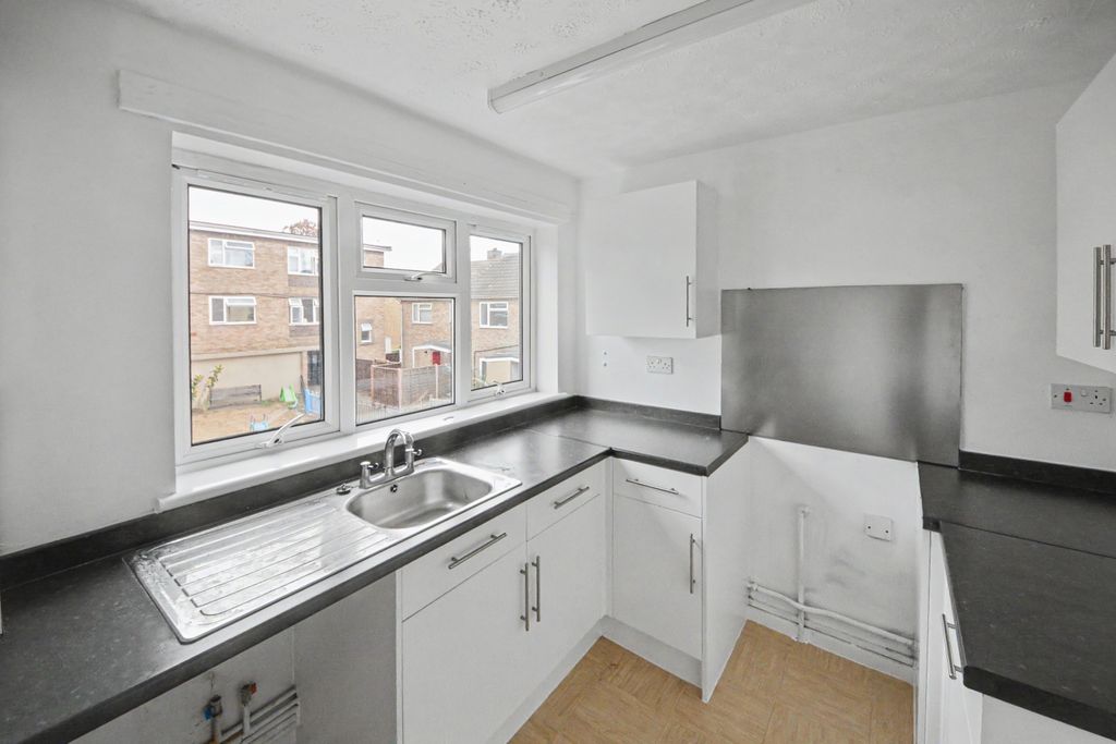 Property photo 2 of 11 4 Russell Court, St. Neots, Cambridgeshire, Pe19 1Az