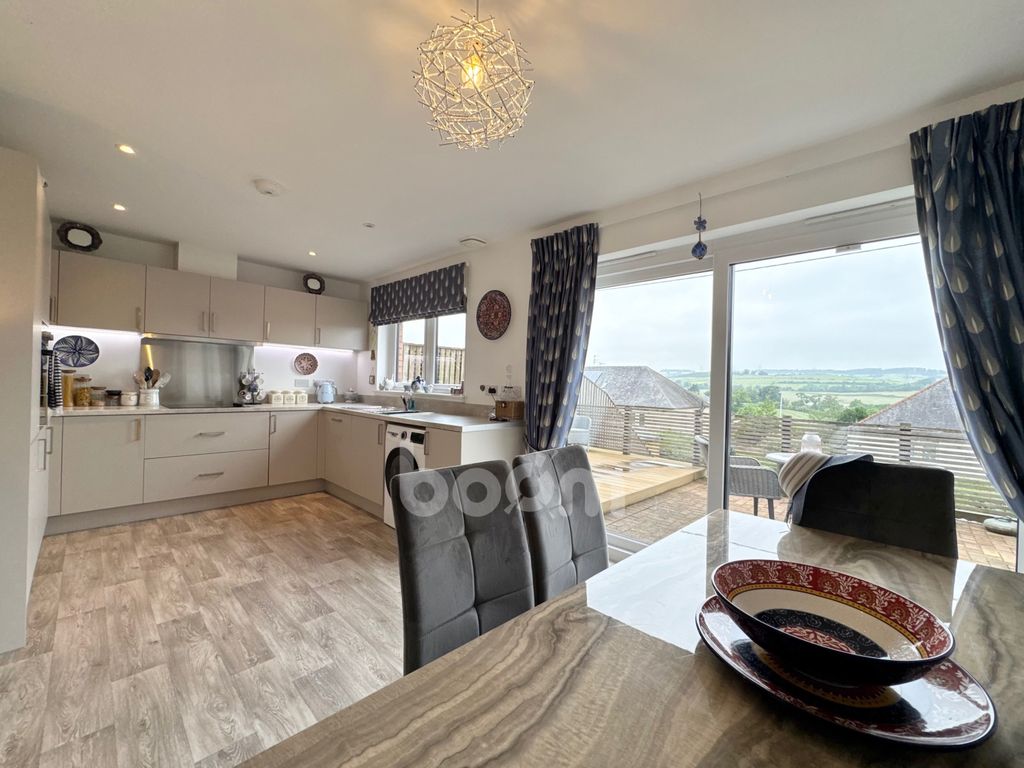 Property photo 3 of 28 Midton Circle, Howwood Dining Kitchen