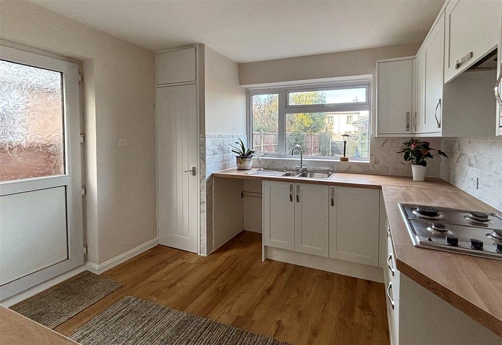 Property photo 3 of 11 Kitchen