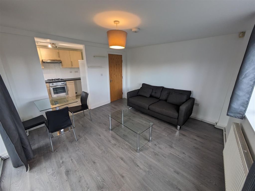 Property photo 3 of 12 Lounge
