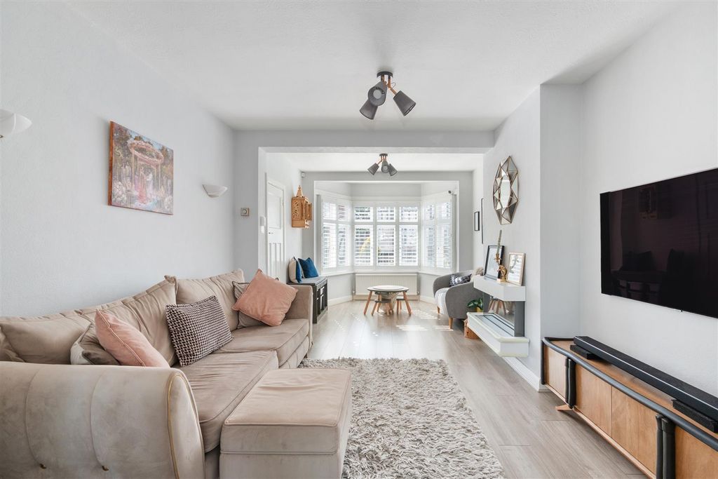 Property photo 3 of 12 Wolsey Crescent