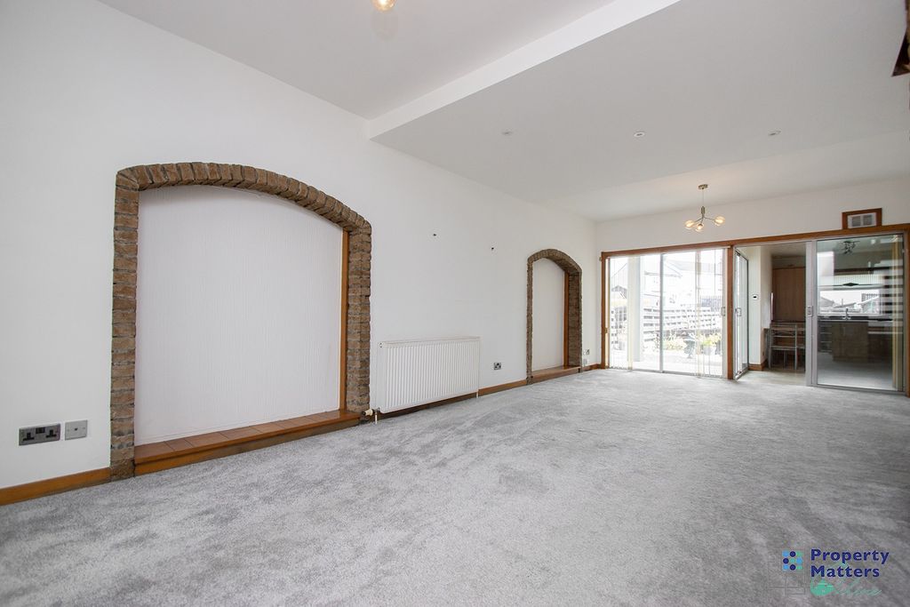 Property photo 3 of 18 Lounge
