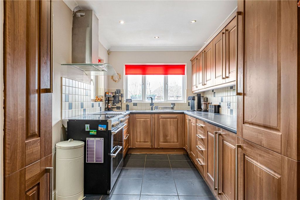 Property photo 2 of 23 Picture No. 13