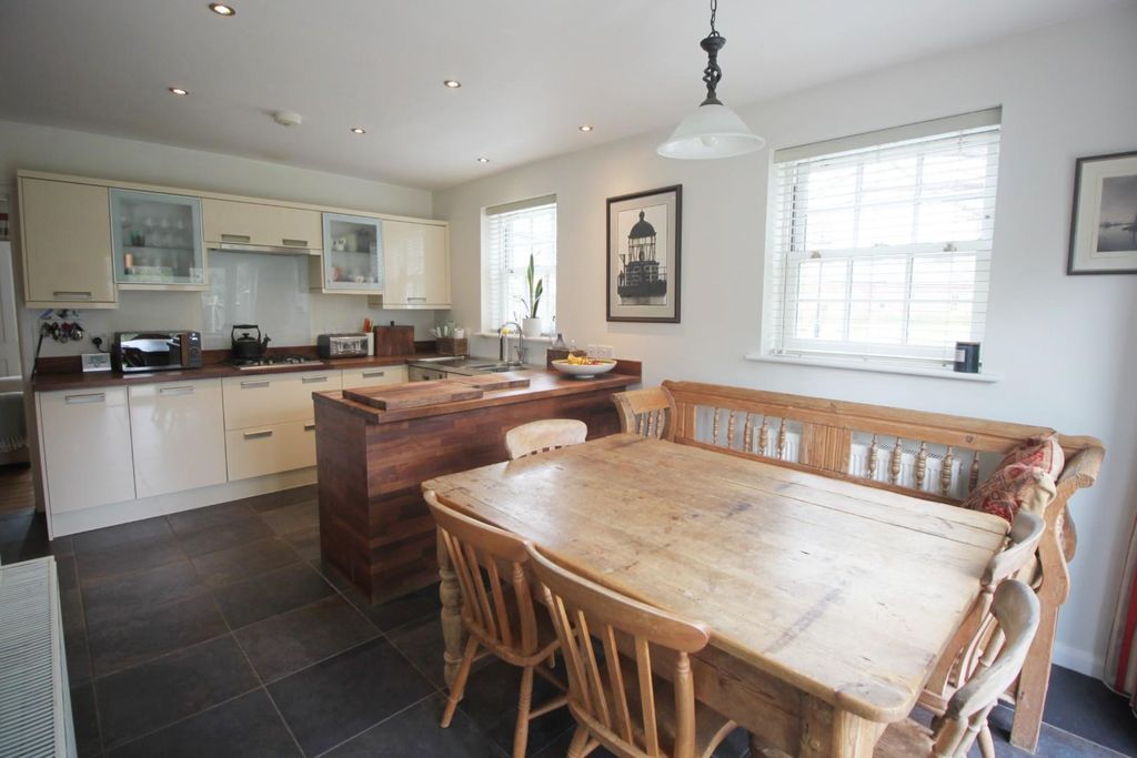 Property photo 3 of 16 Kitchen 2.Jpg