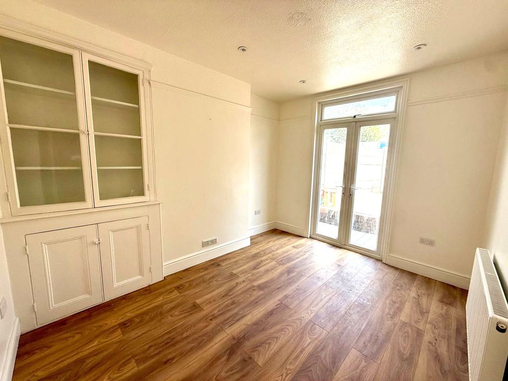 Property photo 3 of 11 Dining Room