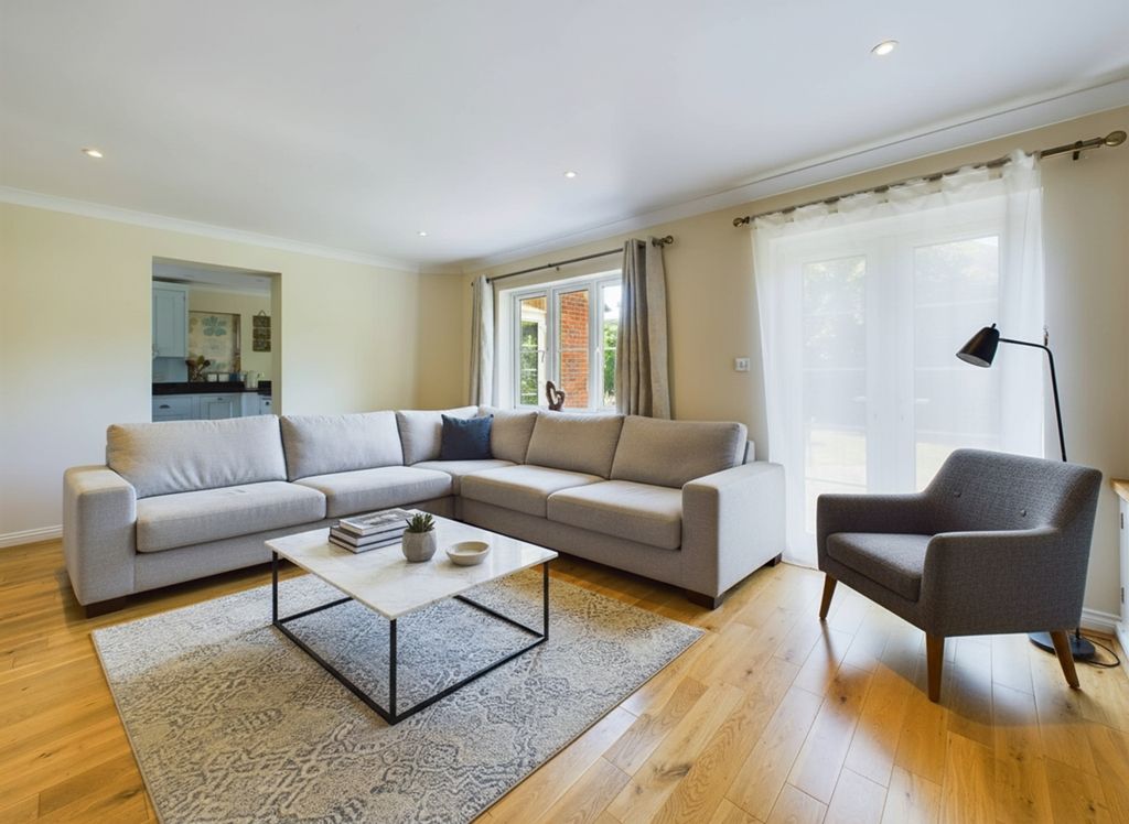 Property photo 2 of 16 Cam02533G0-Pr0029-Still005-001