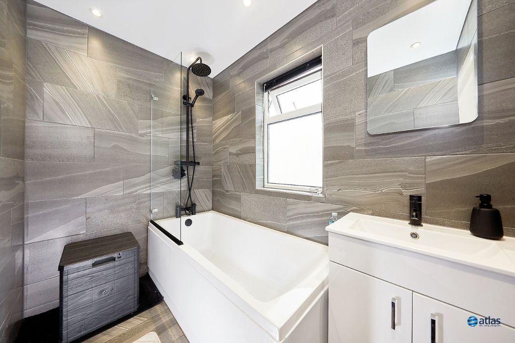 Property photo 3 of 17 Bathroom