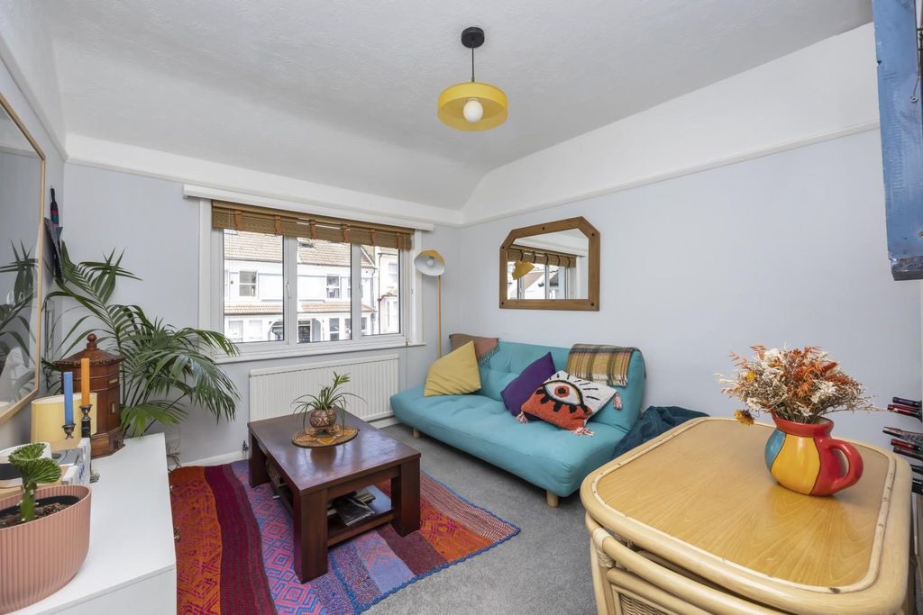 Property photo 3 of 13 Bonchurch Road-016.Jpg