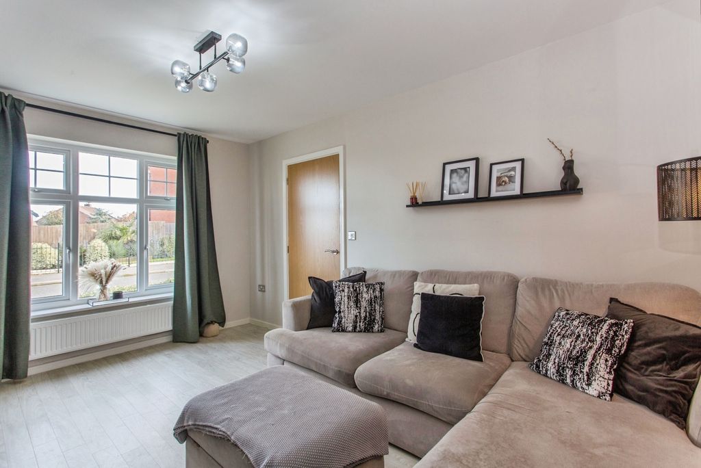 Property photo 3 of 17 Lounge