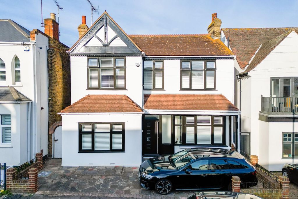 Property photo 1 of 32