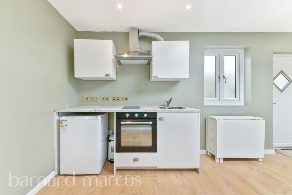 Property photo 3 of 6 Kitchen