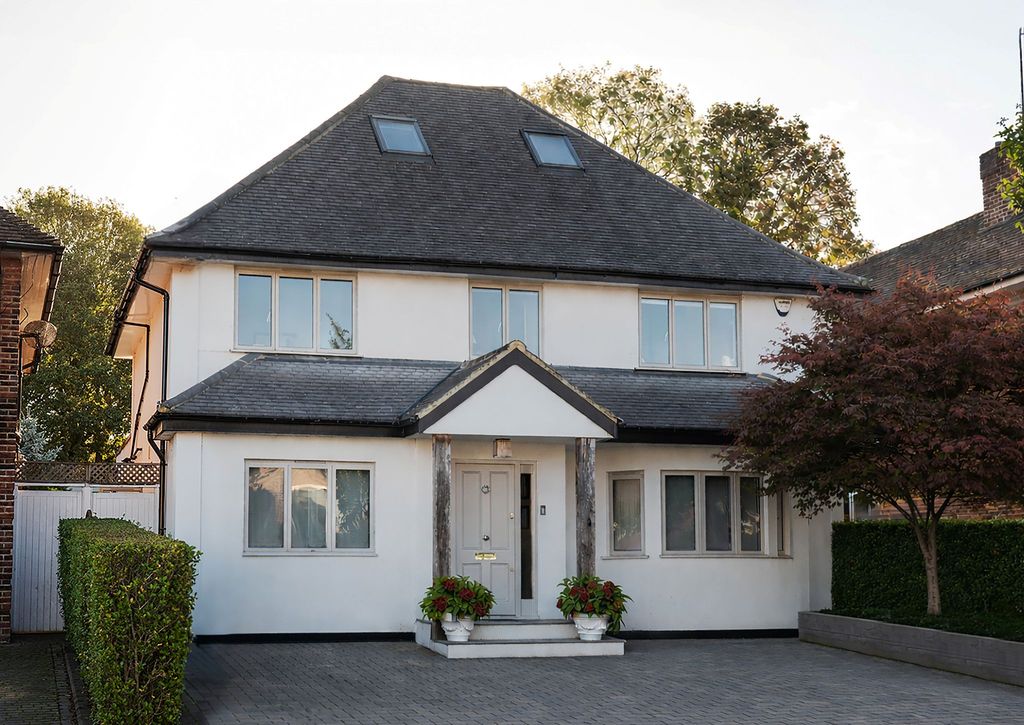 Property photo 1 of 25 Photograph 2