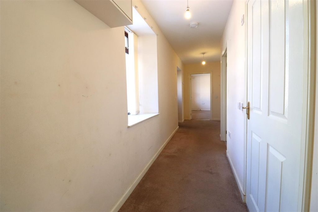 Property photo 3 of 18 Ent Hall (2).Jpg