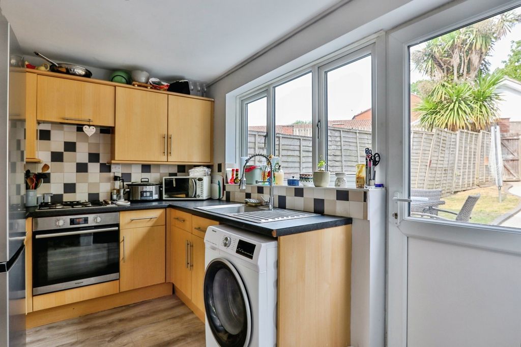 Property photo 3 of 17 Kitchen