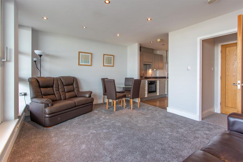 Property photo 3 of 12 Soverign Quay 83-4.Jpg