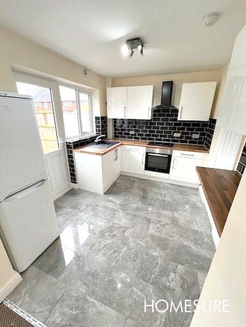Property photo 1 of 10 Kitchen