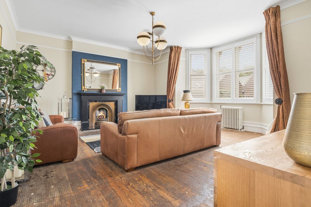 Property photo 2 of 33