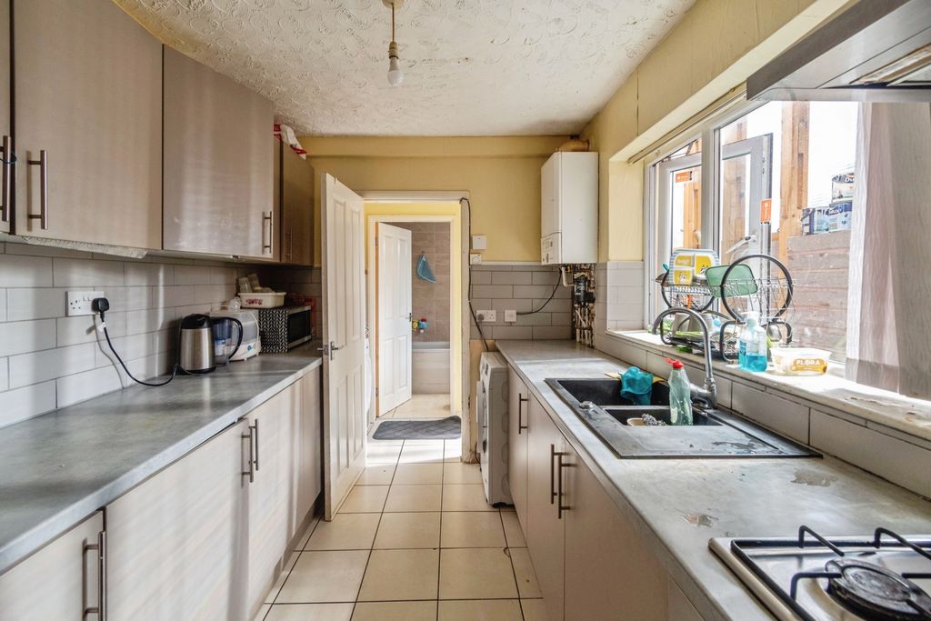 Property photo 2 of 19 Kitchen