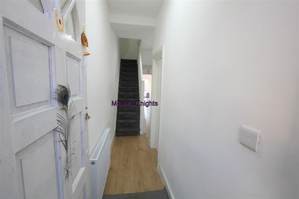 Property photo 2 of 25 Entrance/Hallway: