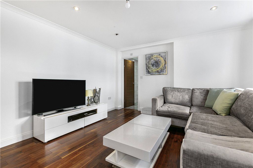 Property photo 3 of 10 Lounge
