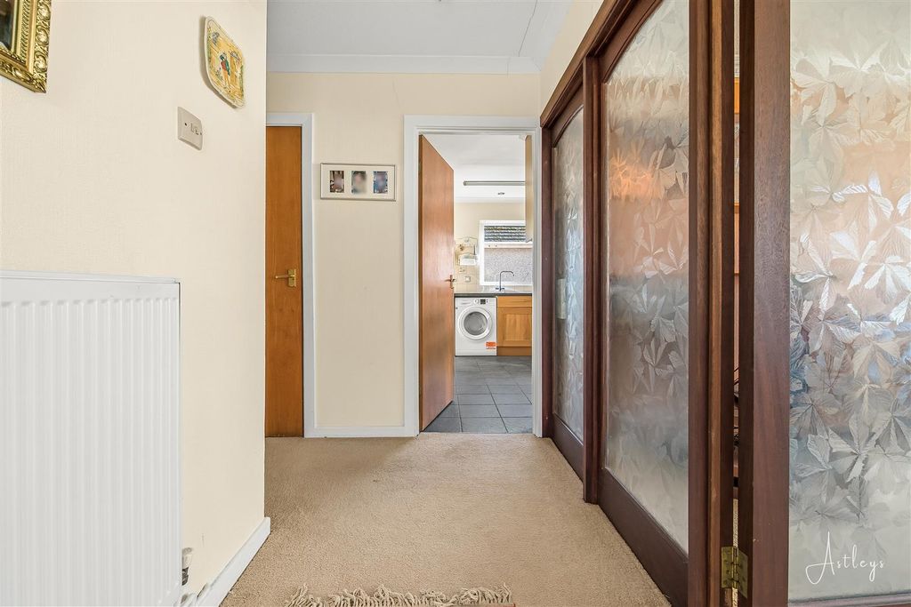 Property photo 2 of 17 Hallway