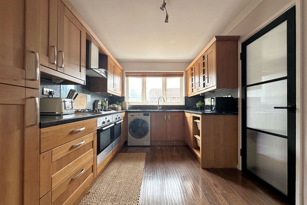 Property photo 3 of 20 Kitchen/Breakfast Room