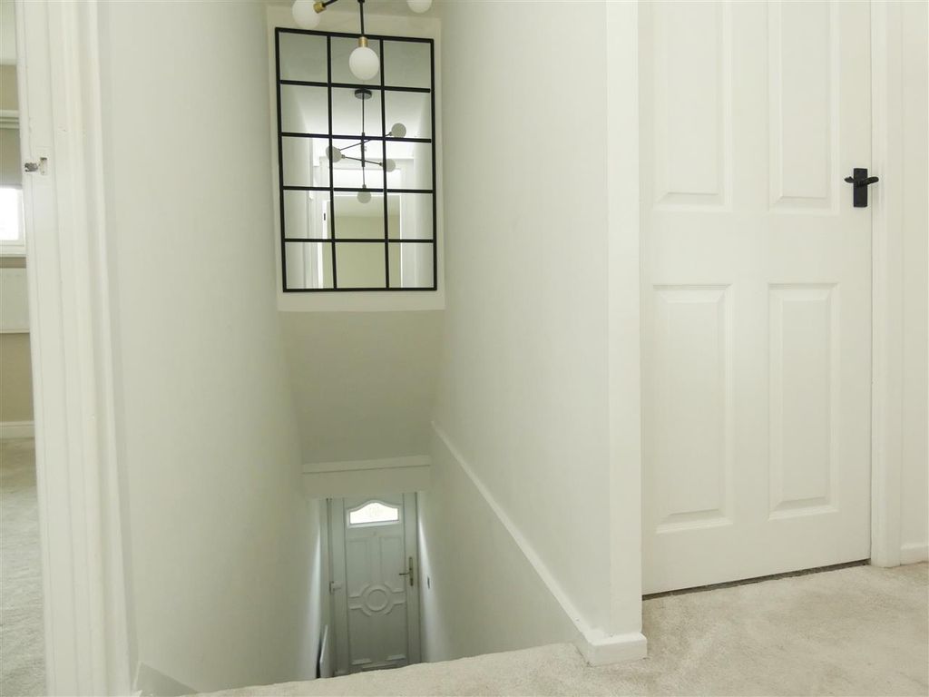 Property photo 3 of 11 Hall