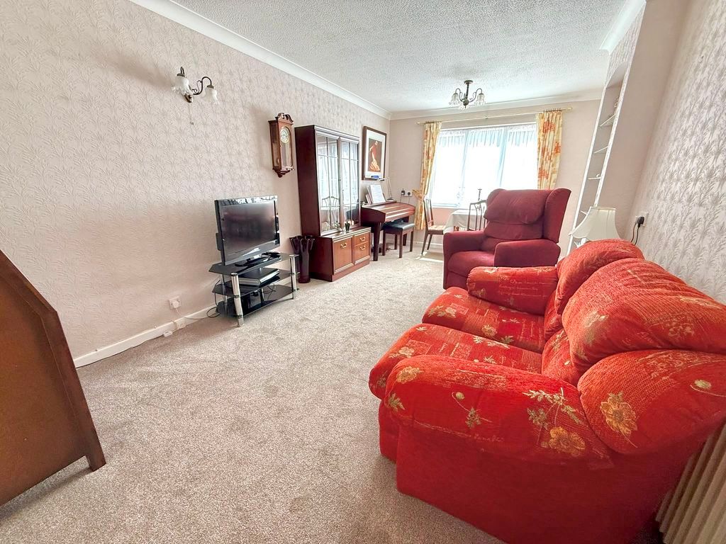Property photo 2 of 18 Lounge