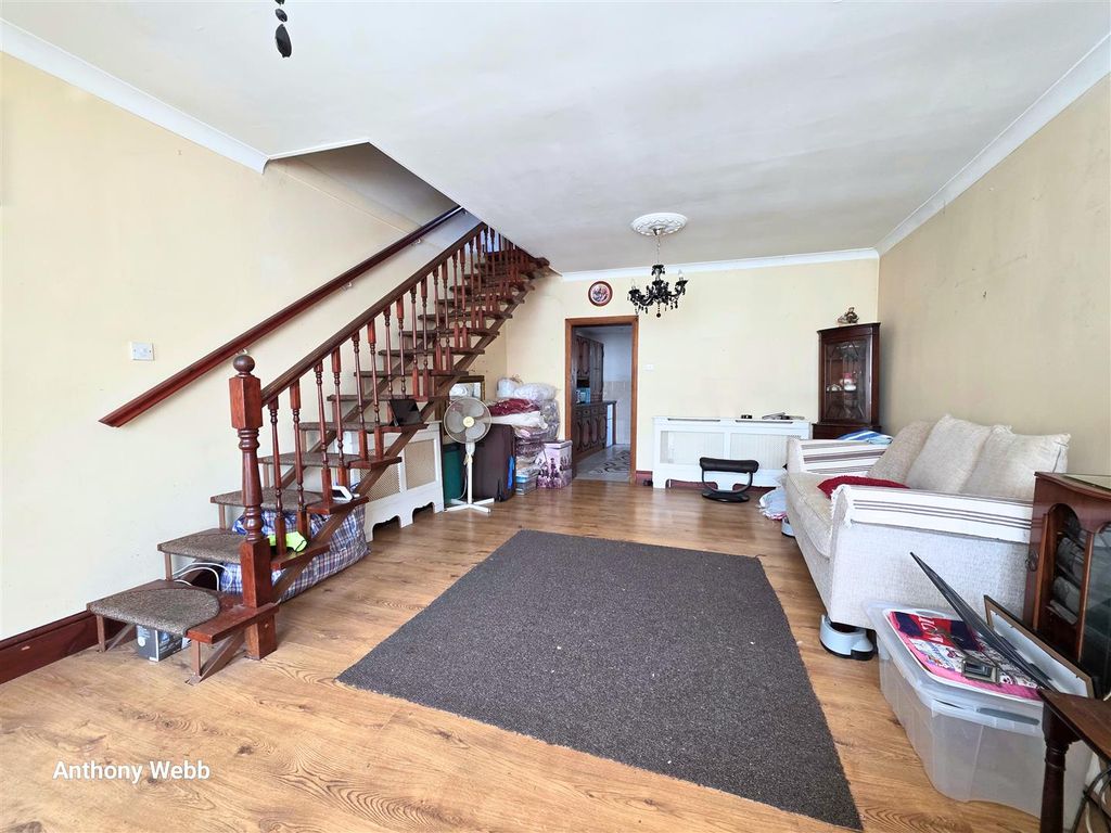 Property photo 3 of 16 Reception