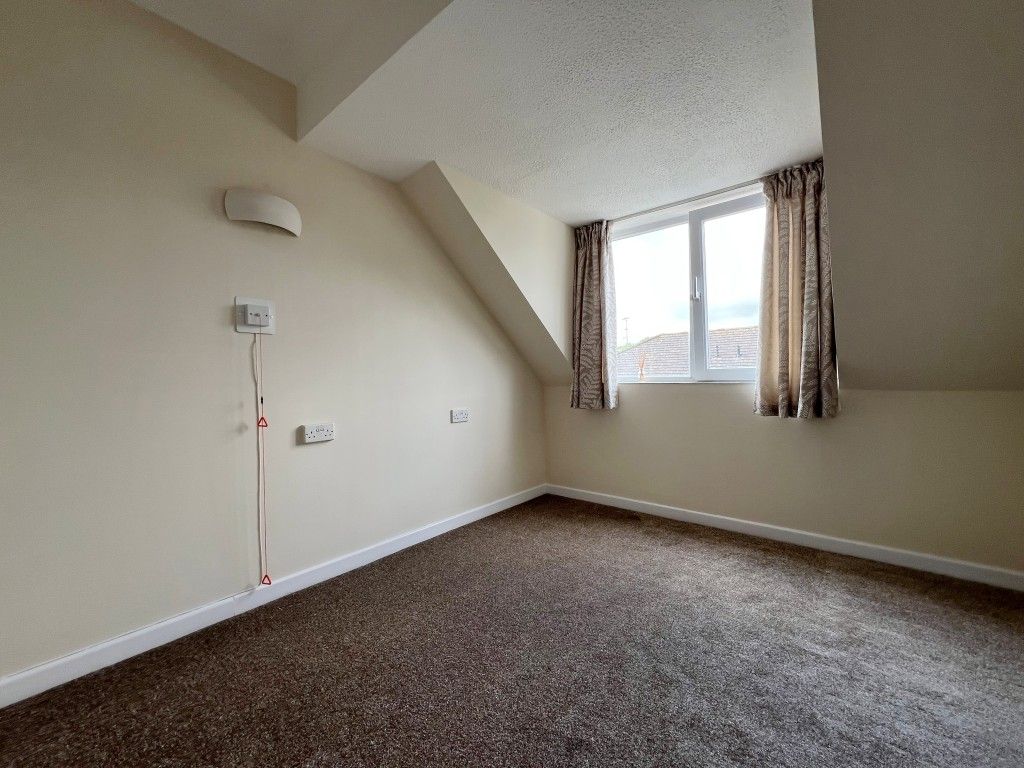 Property photo 2 of 6 Bedroom