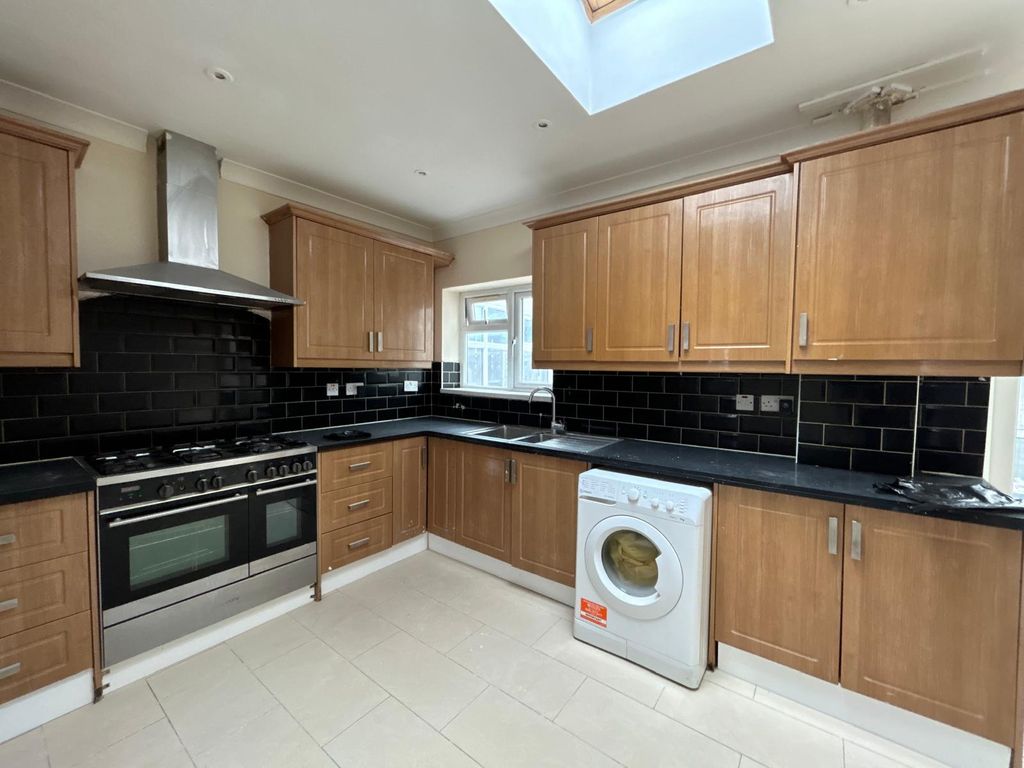 Property photo 1 of 10 Furnished 3 Bed | 2 Bath House For Rent Â€“ Bishops Road, Ub3